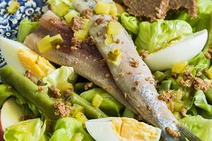 Haringsalade met mieriksworteldressing